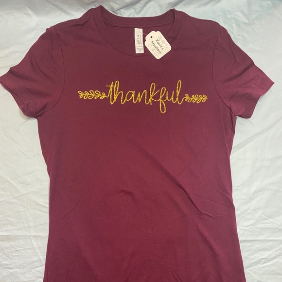 🍎🍎NEW!! Small graphic tees, your choice - Picture 4 of 8